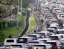 Puluhan Ribu Kendaraan Lintasi Puncak pada Libur Natal 2025