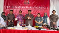 Kejari Jakarta Timur Musnahkan Ratusan Barang Bukti Kasus Narkotika, Terorisme dan Obat Ilegal