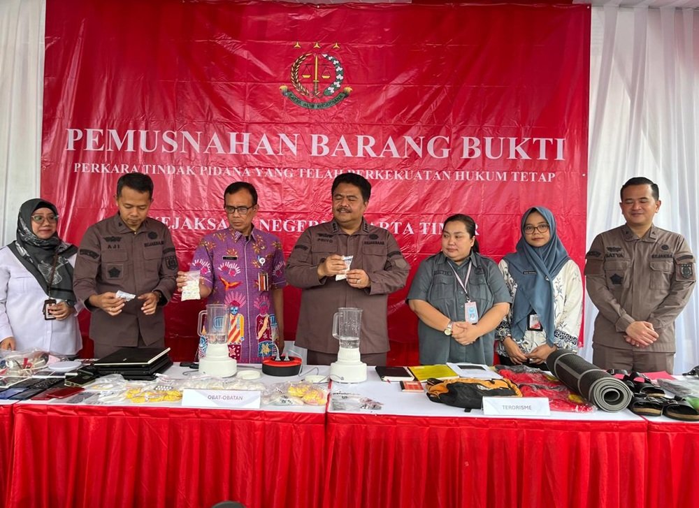 Kejari Jakarta Timur Musnahkan Ratusan Barang Bukti Kasus Narkotika, Terorisme dan Obat Ilegal