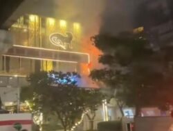 Papan Reklame di Sekitar Mal Sarinah Terbakar