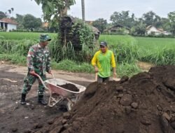 Babinsa Koramil Wonomerto Gotong Royong Perbaiki Jalan Warga di Desa Patalan