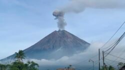 Gunung Semeru Kembali Luncurkan Awan Panas, PVMBG Ingatkan Warga Waspada