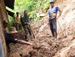 Longsor Terjang Dongko Trenggalek, Babinsa dan Warga Gotong Royong Bersihkan Material