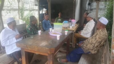 Kapten Kapten Ctp Sarwo Edi Danramil 0819/06 Nguling melaksanakan kegiatan Komsos bersama Warga Desa Nguling