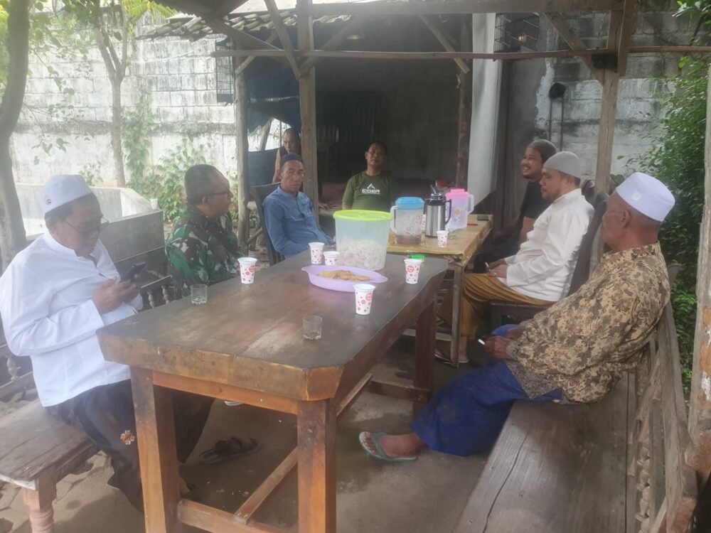 Kapten Kapten Ctp Sarwo Edi Danramil 0819/06 Nguling melaksanakan kegiatan Komsos bersama Warga Desa Nguling