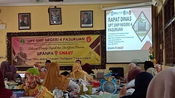 menyelenggarakan Rapat Dinas