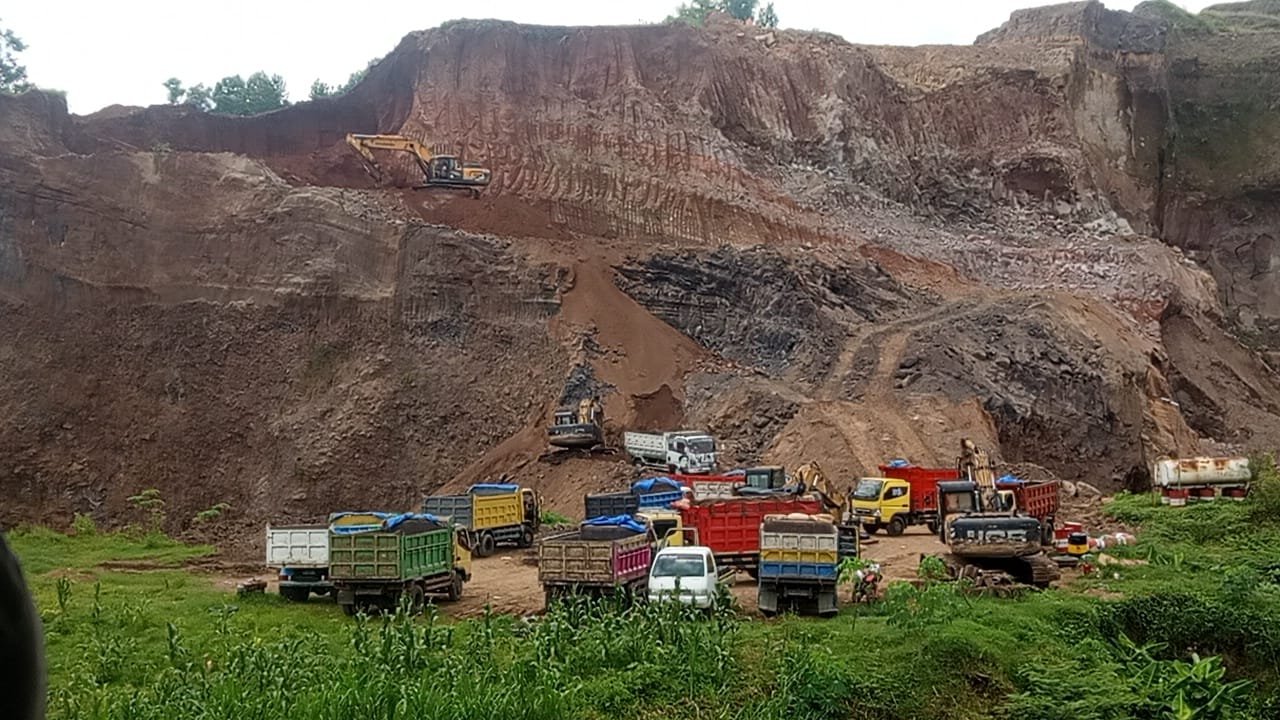 Akrifitas puluhan truk pengangkut galian tanah saat berada di lokasi galian di Desa Tiron