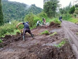 Pasca Hujan Deras, Babinsa Bersama Warga Bersihkan Material Longsor Yang Menutupi Badan Jalan