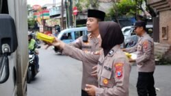Indahnya Berbagi di Jumat Berkah, Polsek Taman Bagikan Makanan ke Warga di Jalan Raya Wonocolo