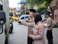 Indahnya Berbagi di Jumat Berkah, Polsek Taman Bagikan Makanan ke Warga di Jalan Raya Wonocolo