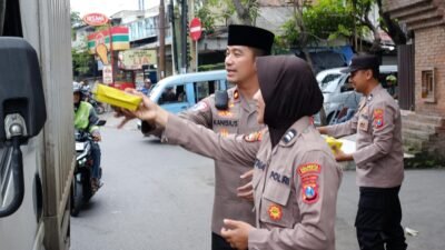 Indahnya Berbagi di Jumat Berkah, Polsek Taman Bagikan Makanan ke Warga di Jalan Raya Wonocolo