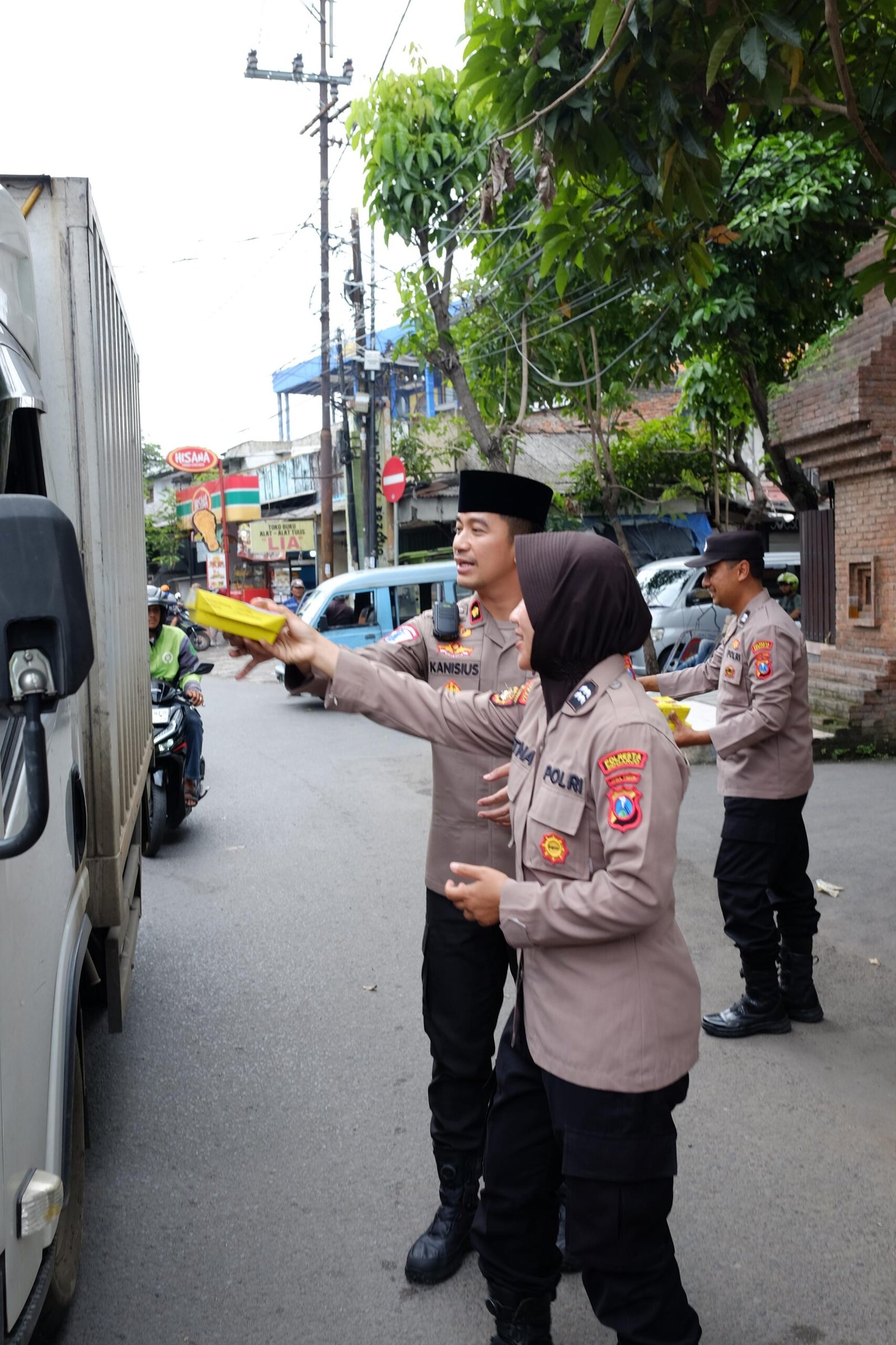 Indahnya Berbagi di Jumat Berkah, Polsek Taman Bagikan Makanan ke Warga di Jalan Raya Wonocolo