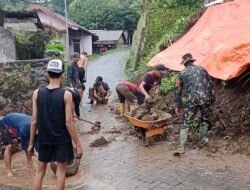 Babinsa Bantu Pembersihan Tanah Longsor Akibat Hujan deras