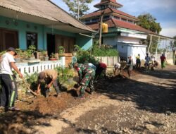 Bentuk Kepedulian Terhadap Masyarakat, Babinsa Gotong Royong Perbaiki Pipa Saluran Air Bersih