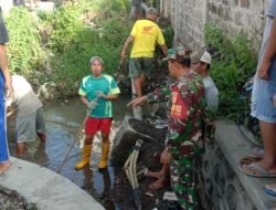 Babinsa Koramil 0820-03/Leces Laksanakan Komsos dan Karya Bakti, Perkuat Silaturahmi dengan Warga