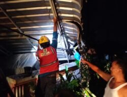 Angin Puting Beliung Terjang Desa Leces, Babinsa Koramil 0820-30 Sigap Lakukan Penanganan 