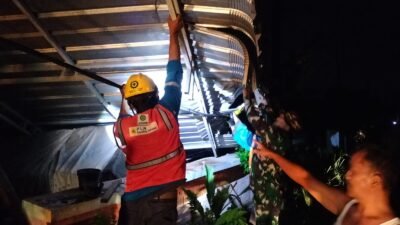 Angin Puting Beliung Terjang Desa Leces, Babinsa Koramil 0820-30 Sigap Lakukan Penanganan 