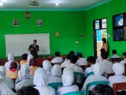 Memberikan Materi dan Praktek LDKS, Koramil Lumbang Melaksanakan Program Babinsa Masuk Sekolah