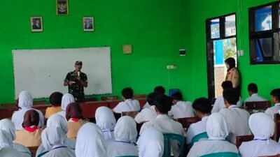Memberikan Materi dan Praktek LDKS, Koramil Lumbang Melaksanakan Program Babinsa Masuk Sekolah