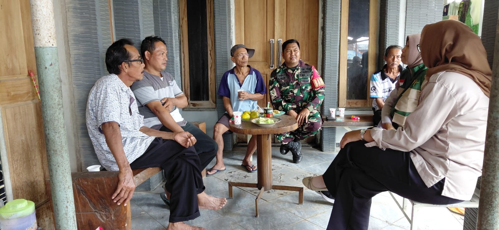 bantuan benih jagung hibrida kepada kelompok tani di Desa Suwayuwo