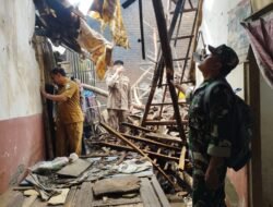 Koramil Tiris Bersama Jajaran Muspika Membantu Korban Bencana Hujan Deras Disertai Angin Kencang