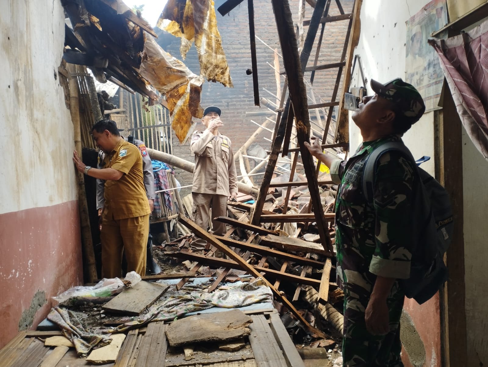 melakukan asesmen dan memberikan bantuan