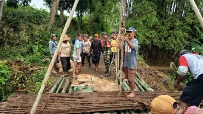 Putus Diterjang Banjir, Koramil Maron Kerja Bakti Membangun Jembatan di Desa Satreyan