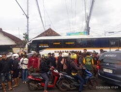 Bus Harapan Jaya Terobos Lampu Merah, Tabrakan Beruntun Terjadi di Simpang Empat Muning Kediri