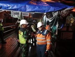 Babinsa Koramil 0820-16/Paiton Laksanakan Komsos di Pos Outage PLTU POMI, Tekankan Keselamatan Kerja