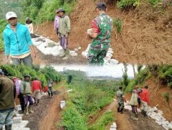Babinsa Koramil 0819/24 Tutur Bersama Warga Bangun Akses Jalan Desa Andonosari
