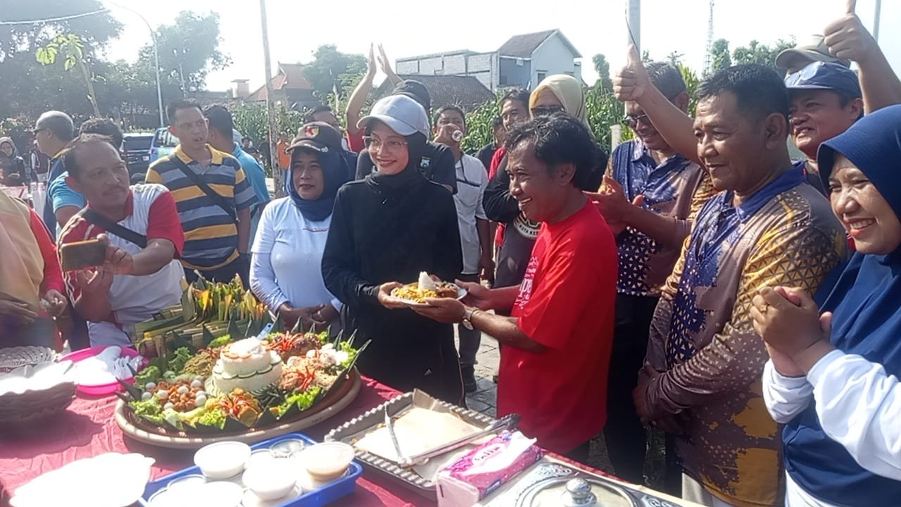 Pemerintah Kota Kediri saat prosesi pemotongan tumpeng di kawasan IPLT Campurejo