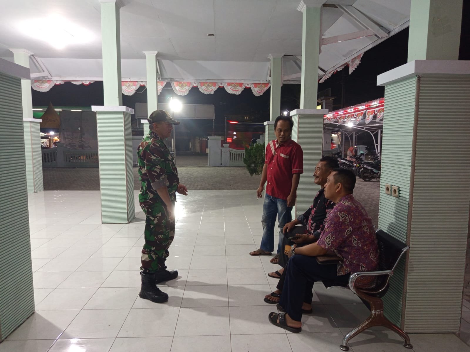 Sertu Wahyu, melaksanakan kegiatan komunikasi sosial (komsos)