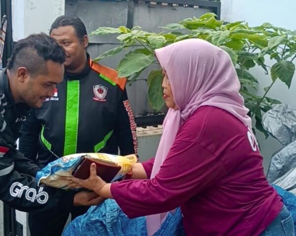 Maknai Isra Mi'raj, Media Sudut Pandang Berbagi Beras Jumat Berkah kepada Ojol