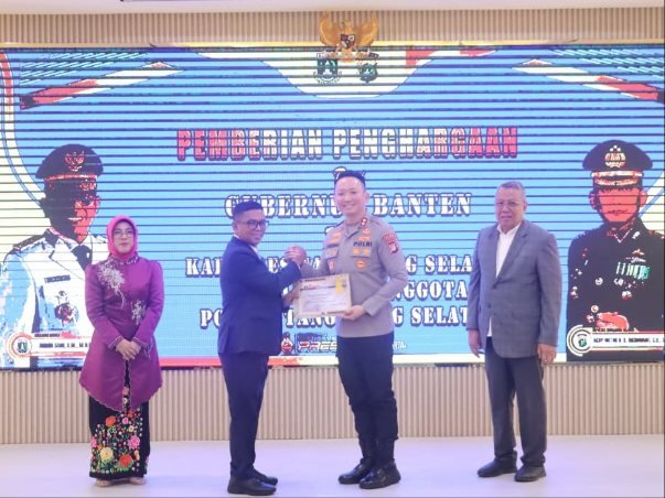 Kapolres Tangsel Terima Penghargaan dari Gubernur Banten atas Program CETAR dan Siskamling Terpadu