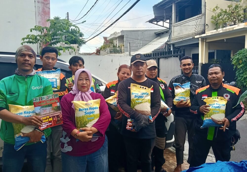 Maknai Isra Mi'raj, Media Sudut Pandang Berbagi Beras Jumat Berkah kepada Ojol