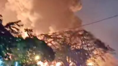 Kebakaran Hebat Landa Pabrik Ban Swallow di Medan Deli