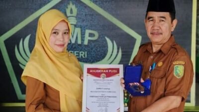 SMP Negeri 2 Sambas Raih Rekor MURI Puisi Etnik Pelajar ASEAN