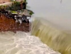 Tanggul Irigasi Tarum Barat Jebol, Ratusan KK Terdampak Banjir di Karawang