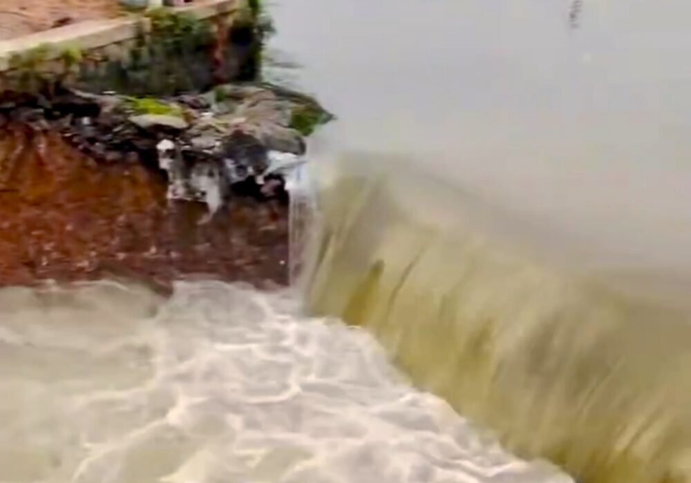 Tanggul Irigasi Tarum Barat Jebol, 400 KK Terdampak Banjir di Karawang