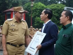 Tri Adhianto Pimpin Apel Senin Pagi dan Serahkan Penghargaan