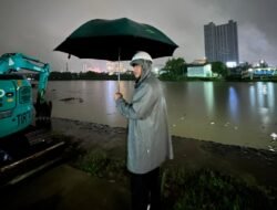 Antisipasi Banjir, Wali Kota Bekasi Pantau Pintu Air Prisdo