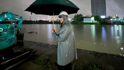 Antisipasi Banjir, Wali Kota Bekasi Pantau Pintu Air Prisdo