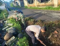 Babinsa dan Warga Lakukan Kerja Bakti di Jalan Langsep Pakistaji