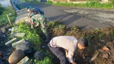Babinsa dan Warga Lakukan Kerja Bakti di Jalan Langsep Pakistaji
