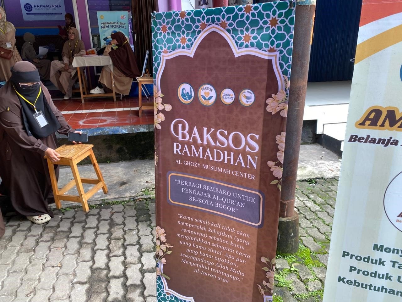 Yayasan Al-Ghozy Muslimah Center (AMC) Bogor, Jawa Barat, pada Sabtu (21/2/2025) menyalurkan total sebanyak 1.150 paket sembako untuk "Pejuang Al-Quran" yang terdiri atas guru/pengajar Al-Qur’an, peserta Tahsin Al Ghozy (TAG), marbot masjid, guru Al Quran di pesantren, yang dipusatkan di di Ruko Primagama Sektor VI Taman Yasmin, Kota Bogor. FOTO: HO-Yayasan AMC