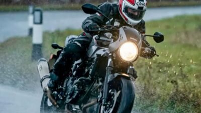 Tips Aman Berkendara Motor agar Tetap Selamat di Jalan saat Musim Hujan
