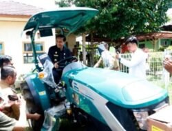 Bupati Kaur Serahkan Traktor kepada UPJA untuk Dukung Produktivitas Pertanian