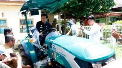Bupati Kaur Serahkan Traktor kepada UPJA untuk Dukung Produktivitas Pertanian