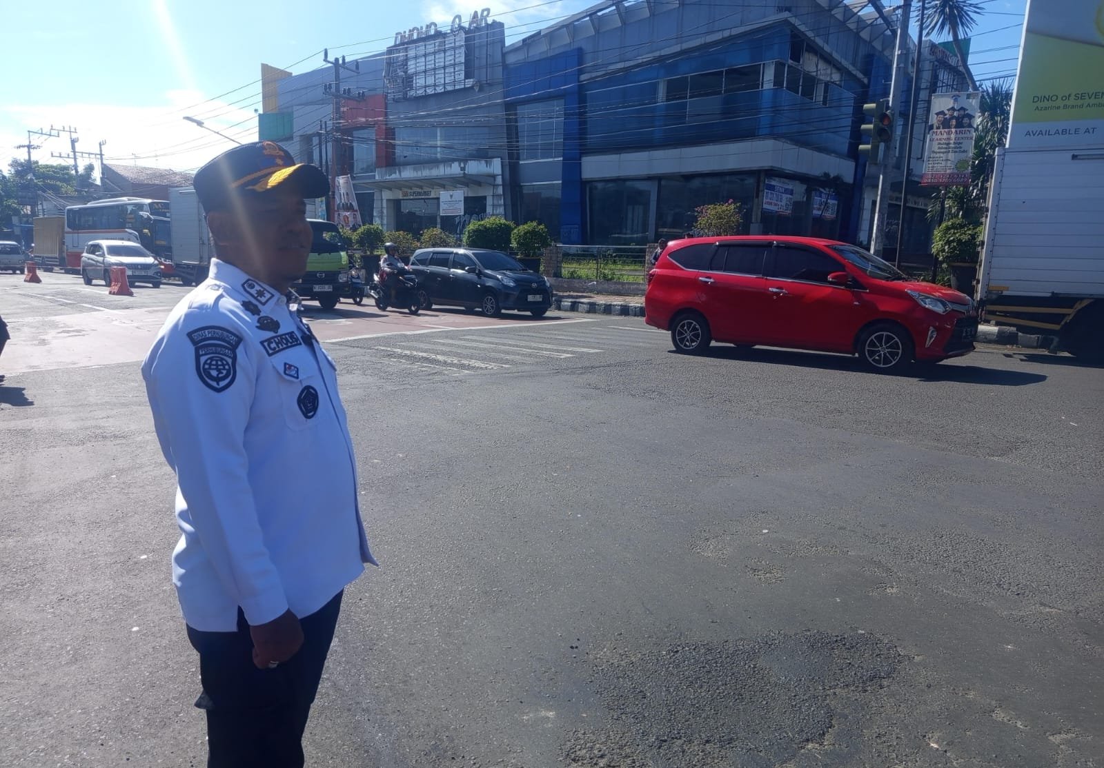 Kepala Dinas Perhubungan Kota Kediri, Arief Cholisudin Yuswanto saat berada tepat di simpang empat Jalan Brigjend Katamso