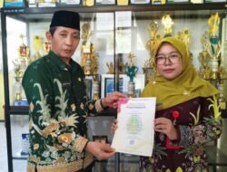Guru SMP Negeri 4 Pasuruan Raih Juara Harapan II OGN Bahasa Indonesia
